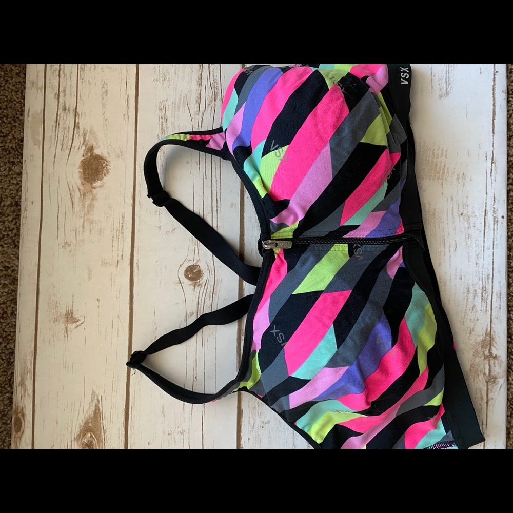 40DD Victoria’s Secret sports bra